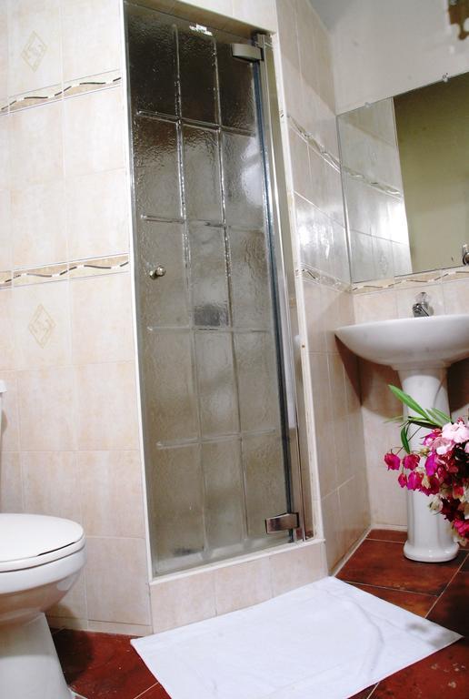 Guest House Villa Mishkan Runaway Bay Ruang foto
