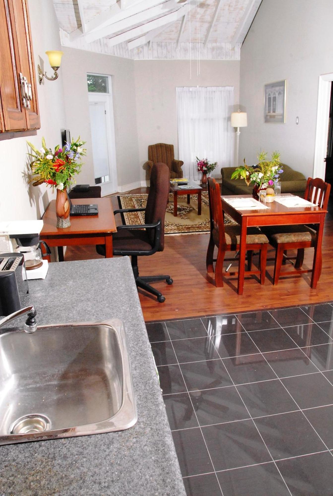 Guest House Villa Mishkan Runaway Bay Bagian luar foto