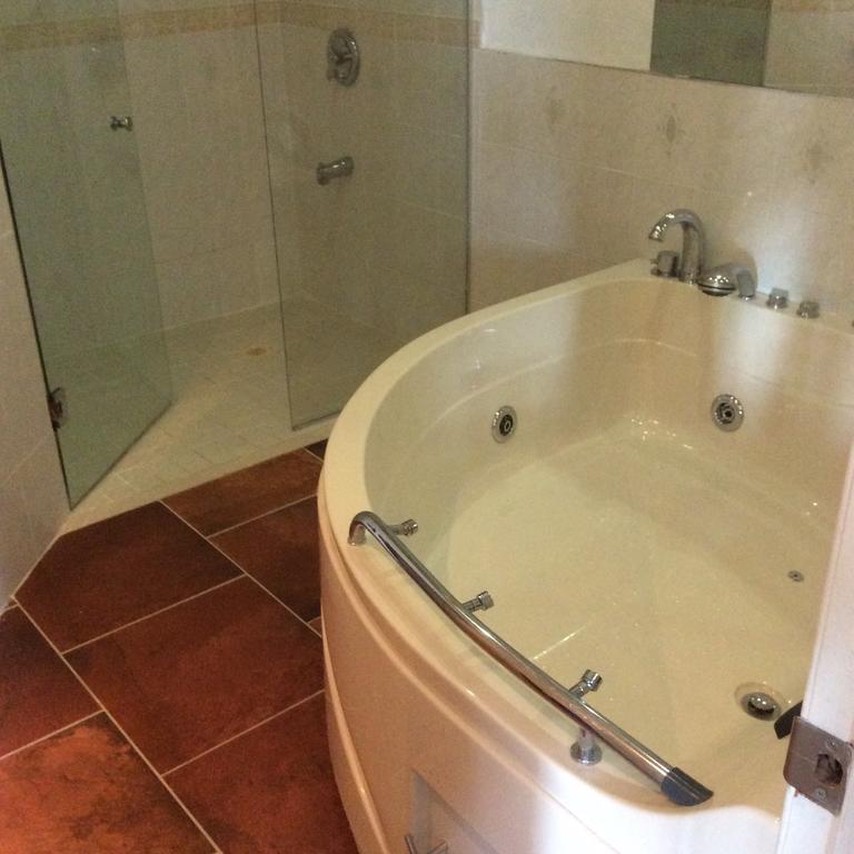 Guest House Villa Mishkan Runaway Bay Bagian luar foto