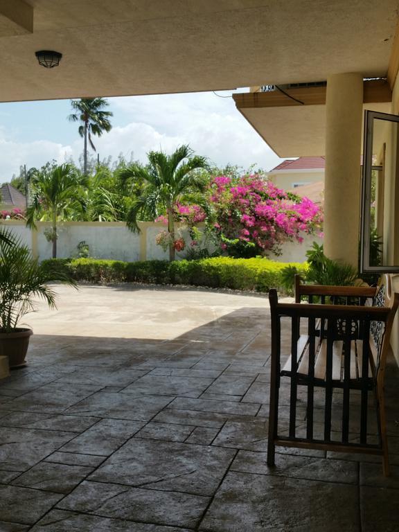 Guest House Villa Mishkan Runaway Bay Bagian luar foto